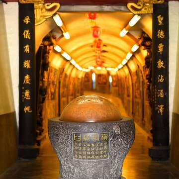古佛洞前的古石臼，是鎮洞之寶。（攝影／黃建彬）