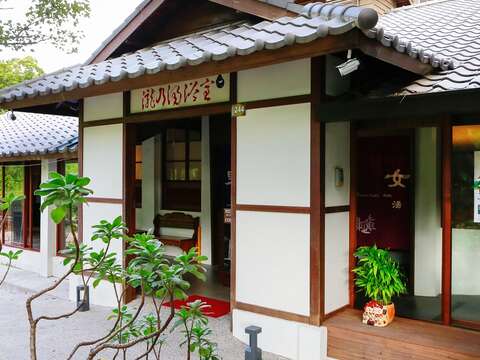 瀧乃湯保留傳統日式木造建築,具有濃濃懷舊風情。(攝影/楊智仁)