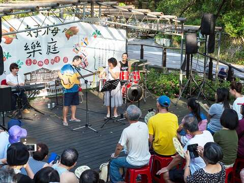 那卡西表演雖已式微,但陳明章以更自由的方式演出,讓北投繼續飄揚樂聲。(攝影/楊智仁)