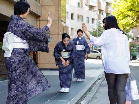 日式旅店女中貼心、細緻的服務方式給人賓至如歸的感受。（攝影／楊智仁）