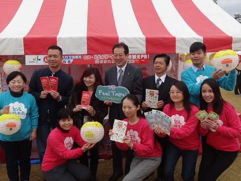 松山市市長野志克仁(後排中)在「愛媛松山產業祭」為臺北館站臺