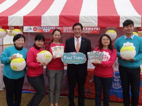 愛媛縣知事中村時廣(右3)在「愛媛松山產業祭」為臺北館站臺