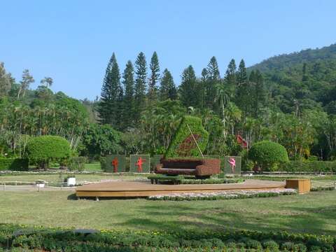 鋼琴綠雕遠景