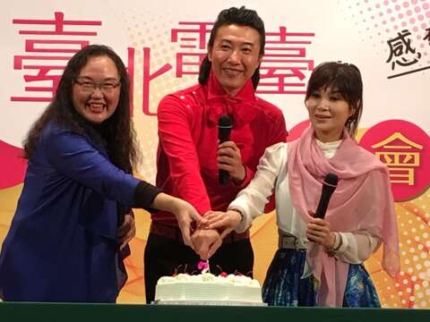陳鴻(中)與蔡秋鳳(右)、臺北電臺臺長陳慈銘祝福節目收聽長紅