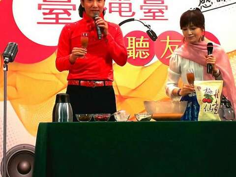 陳鴻(左)與蔡秋鳳調製飲品