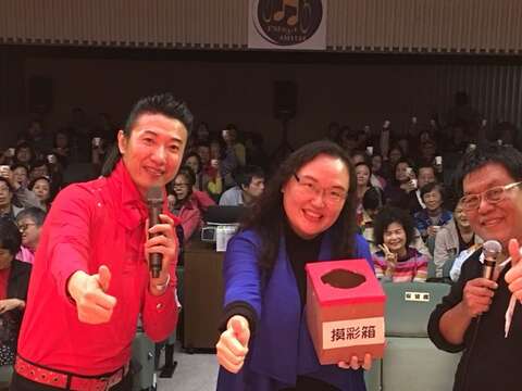陳鴻(左)與聽友互動