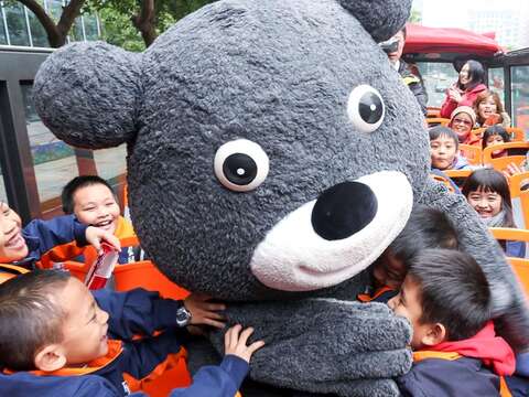 熊讚一上車就廣受學生熱烈歡迎，一次熊抱二位小朋友