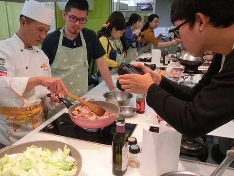 媒體部落客踩線團至「廚藝教室」體驗跟大廚迺菜市、做道地台菜的樂趣。