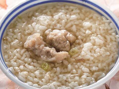 葉記肉粥外表雖樸素，但調味絕佳。（攝影／楊智仁）