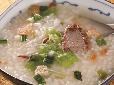老艋舺鹹粥店的鹹粥味道清甜，配料豐富。（攝影／楊智仁）