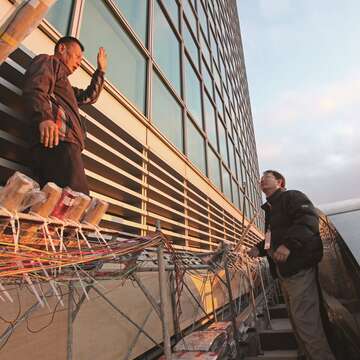 工程人員在101大樓外進行煙火架設的準備工作。（攝影／梁朝安）
