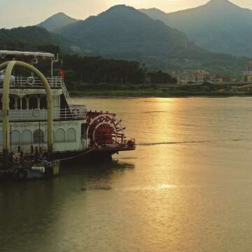 乘船遊河，可從河上視角欣賞台北的另一種風貌。（攝影╱高讚賢）
