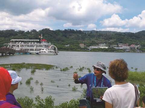 「藍色水路微旅行」套裝行程結合導覽解說，讓遊程內容更豐富多元。（圖╱台北航運公司提供）