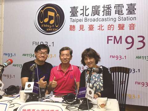 順興里里長單連城（中）接受公民總主筆主持人莊豐嘉（左）與林邦文（右）訪問。