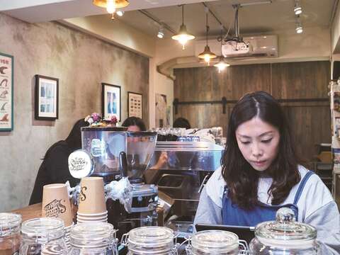 各式文創商店進駐赤峰街，與巷弄內的懷舊氣氛相融，迸發出獨特的在地活力。（攝影╱黃宇凡）