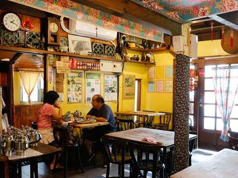 TAIPEI WINTER 2017 Vol.10 Homespun Style Makes Diners Feel at Home The Nostalgia of Wafting Aromas and Savory Flavors
