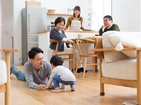 從搖籃到搖椅，北市府做你最堅強的後盾。（圖／Pixta提供）
