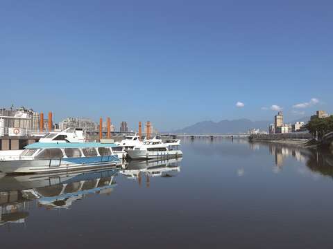 遊客可從大稻埕碼頭搭乘遊艇一覽藍色水路美麗景色。（圖／Shutterstock提供）