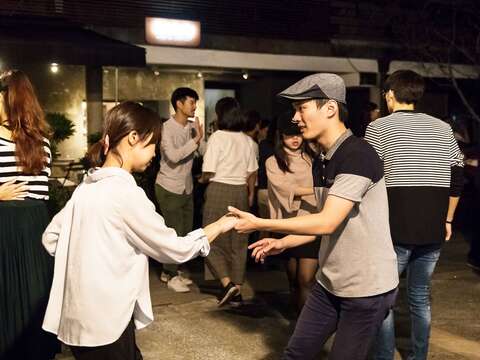 台北的夜生活豐富多元，也可以輕鬆地跳支舞、與友同樂。（攝影／劉德媛） ​​​​​​​