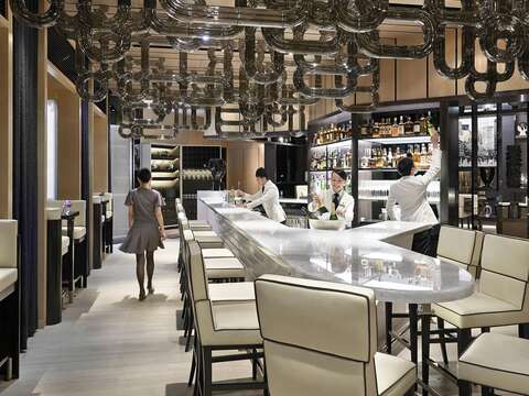 文華酒店M.O. Bar有著20年代的優雅風格，並提供各式風味調酒。（圖／M. O. BAR提供）