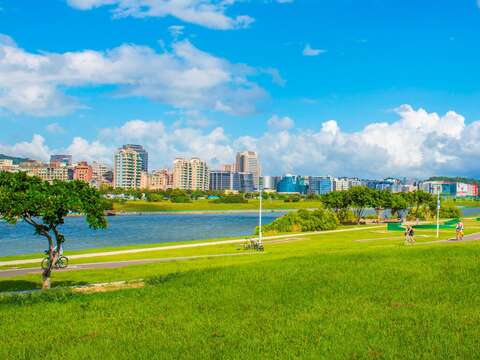 直擊101跨年煙火燈光秀 北市河濱首選原來是它
