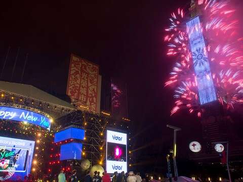 台北101新年大秀，結合煙火與燈光秀，精彩程度更升級。