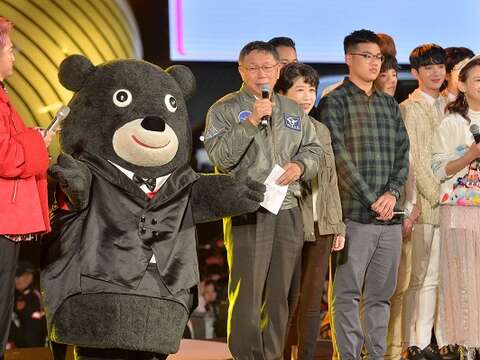 柯文哲市長偕同夫人、民眾一起倒數，共同迎接2018!