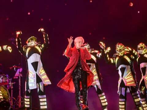 Bii畢書盡唱響2018新年，與舞團帶來活力四射的勁歌熱舞。