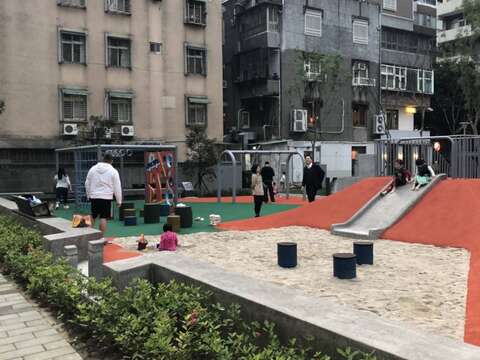照片1：敦仁公園全新的「波力士大人」主題兒童遊戲場