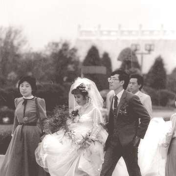 早期的新人通常是在結婚當天才拍攝婚紗照。（圖／中央通訊社提供）