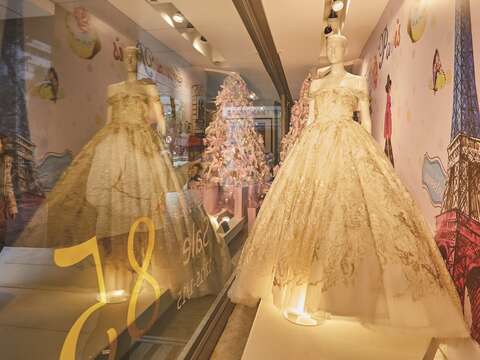 明亮的櫥窗展示著時尚亮麗的婚紗，散發幸福氛圍。（攝影／梁忠賢）