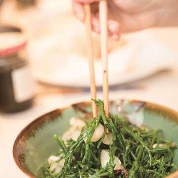 準備料理的每項細節工作，蔡珠兒均親力親為，不假他人之手。（攝影／梁忠賢）