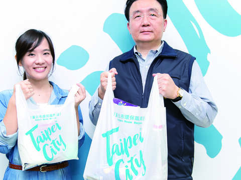 台北市的超商、超市及量販店自今年1月1日起販售環保兩用袋,民眾可重複使用、節省荷包。(圖/台北市政府環境保護局提供)