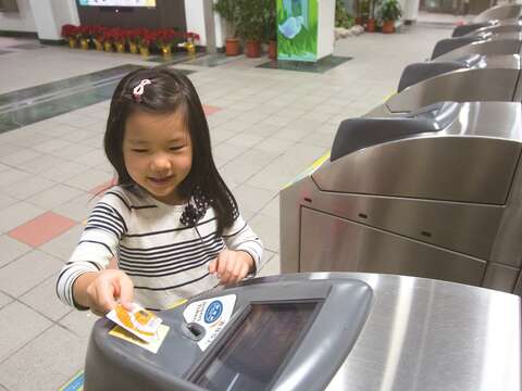 就讀或設籍台北市的6歲以上未滿12歲學童,將享有搭捷運車資優惠。(攝影╱林夏)