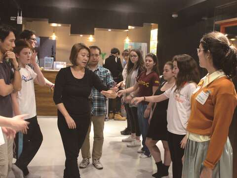搖擺舞教學已成為紅米青旅吸引旅人入住的熱門活動。（攝影／蔡敏姿）