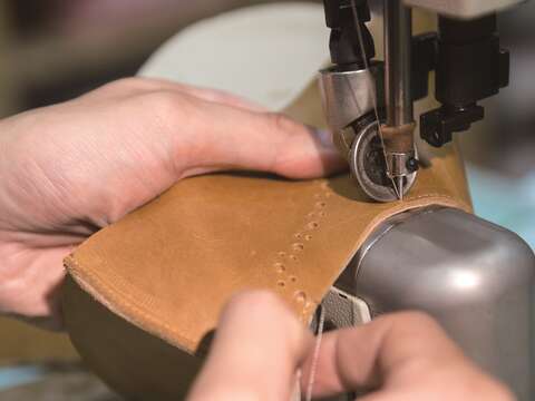 在商品大量生產的時代，專屬個人的設計鞋款，逐漸走出一條自己的路。（攝影／黃建彬）