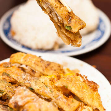 大龍峒重慶豆漿聞名的炸蛋餅。(攝影/楊智仁)