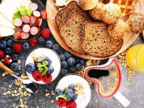 早餐既要豐富也要注重營養均衡。（圖／Shutterstock提供）
