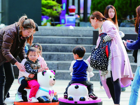 室內寬敞、戶外又有小孩遊戲空間的早餐店,適合全家大小一起享受早餐時光。(攝影/楊智仁)