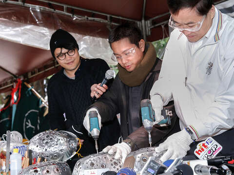 副市長陳景峻探班臺北燈節製作團隊 環保素材大變身 展現創意巧思