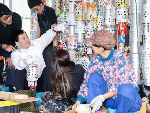 副市長陳景峻探班臺北燈節製作團隊 環保素材大變身 展現創意巧思