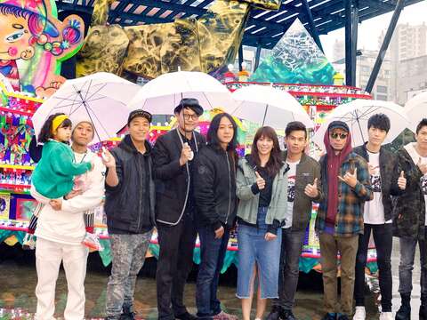 藝青閣花車混搭風全臺首見　《角頭2》驚呼巨型土狗超吸睛 潮流vs.民俗混搭有看頭　巨狗昂首華麗花燈好驚豔