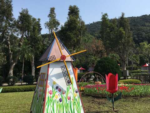 3萬金杯邀春宴 士林官邸鬱金香展要你醉 把荷蘭搬到台北 風車、木鞋襯美景 周邊美食精選優惠