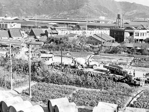 1971年忠孝東路4段進行路面施工,附近多為低矮的房舍。(圖/聯合知識庫提供)