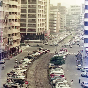 1985年仍可見到尚未拆除的台鐵支線軌道通過東區。(圖/聯合知識庫提供)