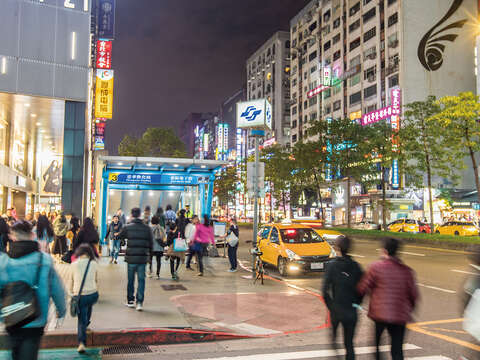 忠孝東路4段是台北最熱鬧繁華的區域之一。（攝影／梁忠賢）
