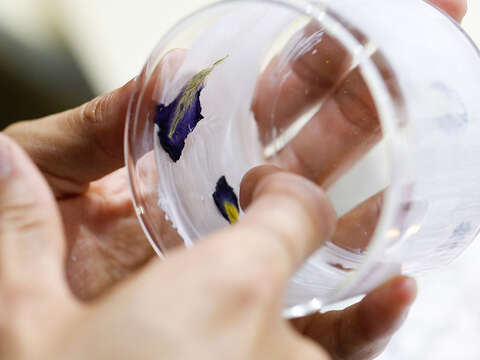 自行挑選花瓣、調配香味的天然花草香氛蠟燭,是近來最夯的手作禮品之一。(攝影/楊智仁)
