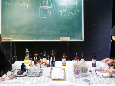 與情人相約調製屬於兩人的香氛,獨特的氣味將成為心中不散的美好記憶。(攝影/楊智仁)