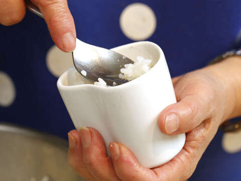 將白飯趁熱倒入心型容器中,小心倒扣至飯盒中,撒上香鬆即可完成。(攝影/楊智仁)