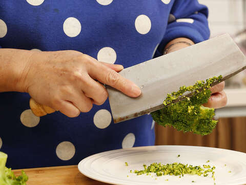 切下花椰菜頂端部分並切碎。（攝影／楊智仁）